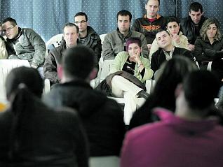 Alumnos y profesores de Albacete, con los presos de la UTE, que aparecen de espaldas en la imagen. mara villamuza